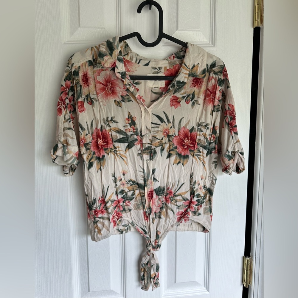 American Eagle Floral Crop Top
Size SMALL